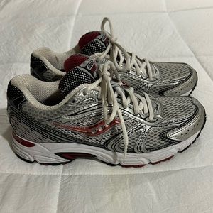 Saucony women’s size 7.5 shoes.